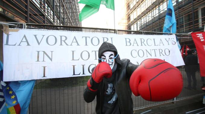 Una manifestazione dei lavoratori Barclays a Milano