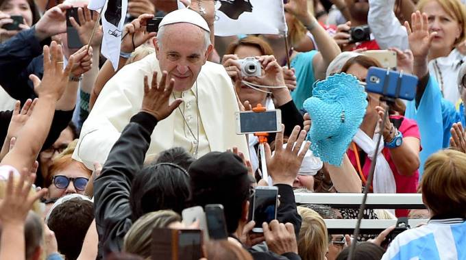 Bagno di folla per Papa Francesco: ora apre al diaconato per le donne (Olycom)