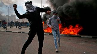 Manifestanti palestinesi lanciano pietre (AFP)
