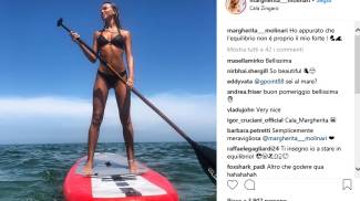 La modella forlivese Margherita Molinari su un sup nelle acque di Milano Marittima