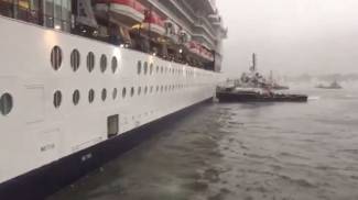 I rimorchiatori nel porto di La Spezia dopo che la nave da crociera ha rotto gli ormeggi