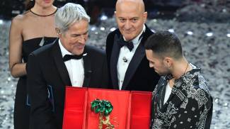 Sanremo 2019, il vincitore Mahmood con Baglioni e Bisio (Ansa)
