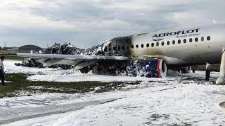 I resti dell&#39;aereo in fiamme a Mosca (Ansa)