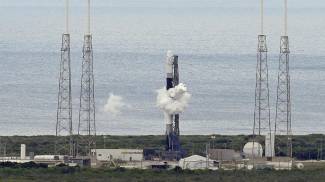 Un Falcon 9 SpaceX poco prima del lancio da Cape Canaveral (Ansa)