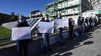 The flash mob in front of the Maggiore hospital (Schicchi)