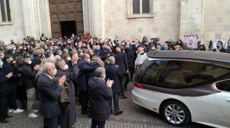 Paolo Rossi I Funerali Campioni Dell Portano Feretro In Duomo Cronaca Quotidiano Net