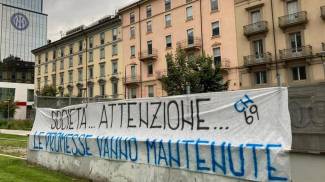 Lo striscione esposto dai tifosi davanti alla sede dell&#39;Inter (Ansa)