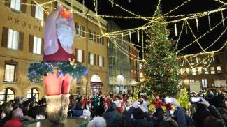 Babbo Natale col tutù in piazza XX Settembre a Modena (FotoFiocchi)