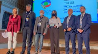 Federica Scisciani ritira il premio per Gloria Tommasucci vincitrice