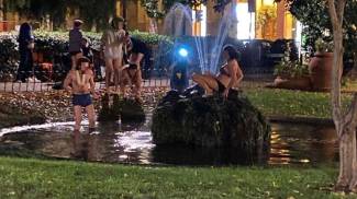 Bagno notturno in piazza Cavour a Bologna
