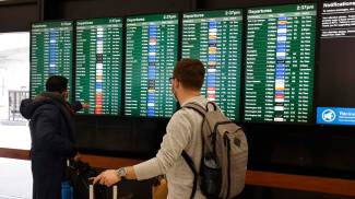 Passeggeri consultano lo stato dei voli all&#39;aeroporto di San Francisco