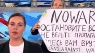 Marina Ovsiannikova mostra il cartello contro l&#39;invasione in Ucraina in diretta tv