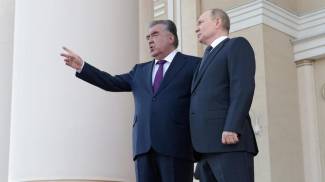 Vladimir Putin con il presidente tagiko, Emomali Rahmon (Ansa)