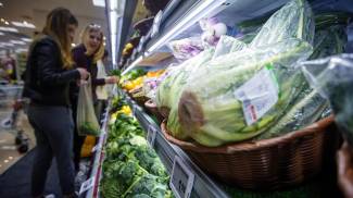 Inflazione, volano i prezzi. L&#39;interno di un supermercato a Roma (Ansa)