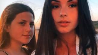 Le sorelle stravolte dal treno a Riccione: da sin. Alessia (15 anni) e Giulia Pisanu (17)