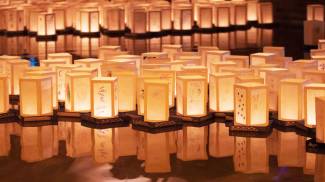 Le scenografiche lanterne giapponesi sul pelo dell&#39;acqua (Foto Dire)