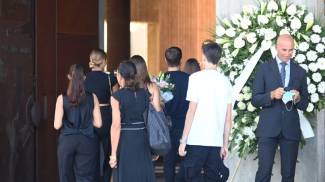 Funerali Giulia e Alessia, la corona davanti alla Chiesa (Foto Schicchi)