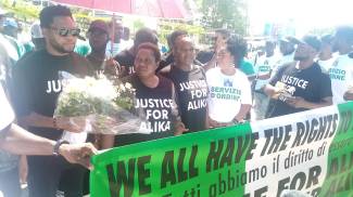 La manifestazione della comunità nigeriana riunita a Civitanova da tutta Italia per Alika