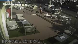 La donna travolta dall&#39;auto impazzita a Rimini nel filmato delle telecamere di un hotel