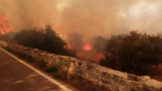 Le fiamme nelle campagne attorno a Castel del Monte (Ansa)