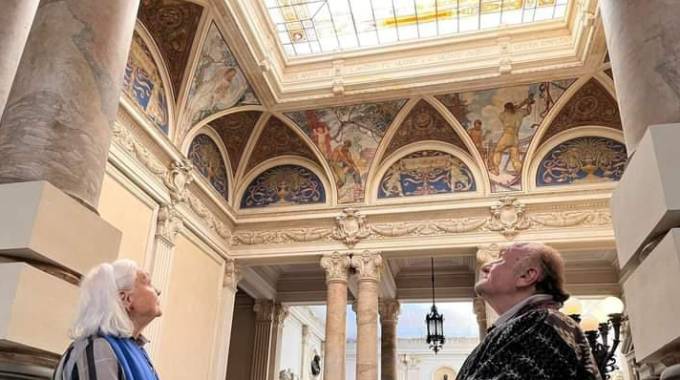 Paola e Vieri Chini osservano le decorazioni del loro avo nel palazzo comunale